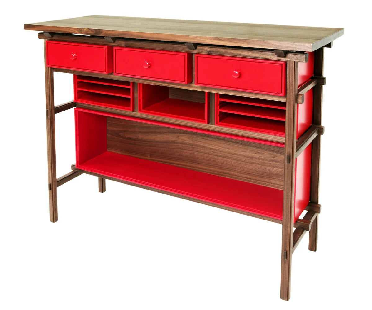 Highboard aus Nussbaum mit lackierten Einschüben ausgeführt in Stollenbau von STUDIOLIVIUS