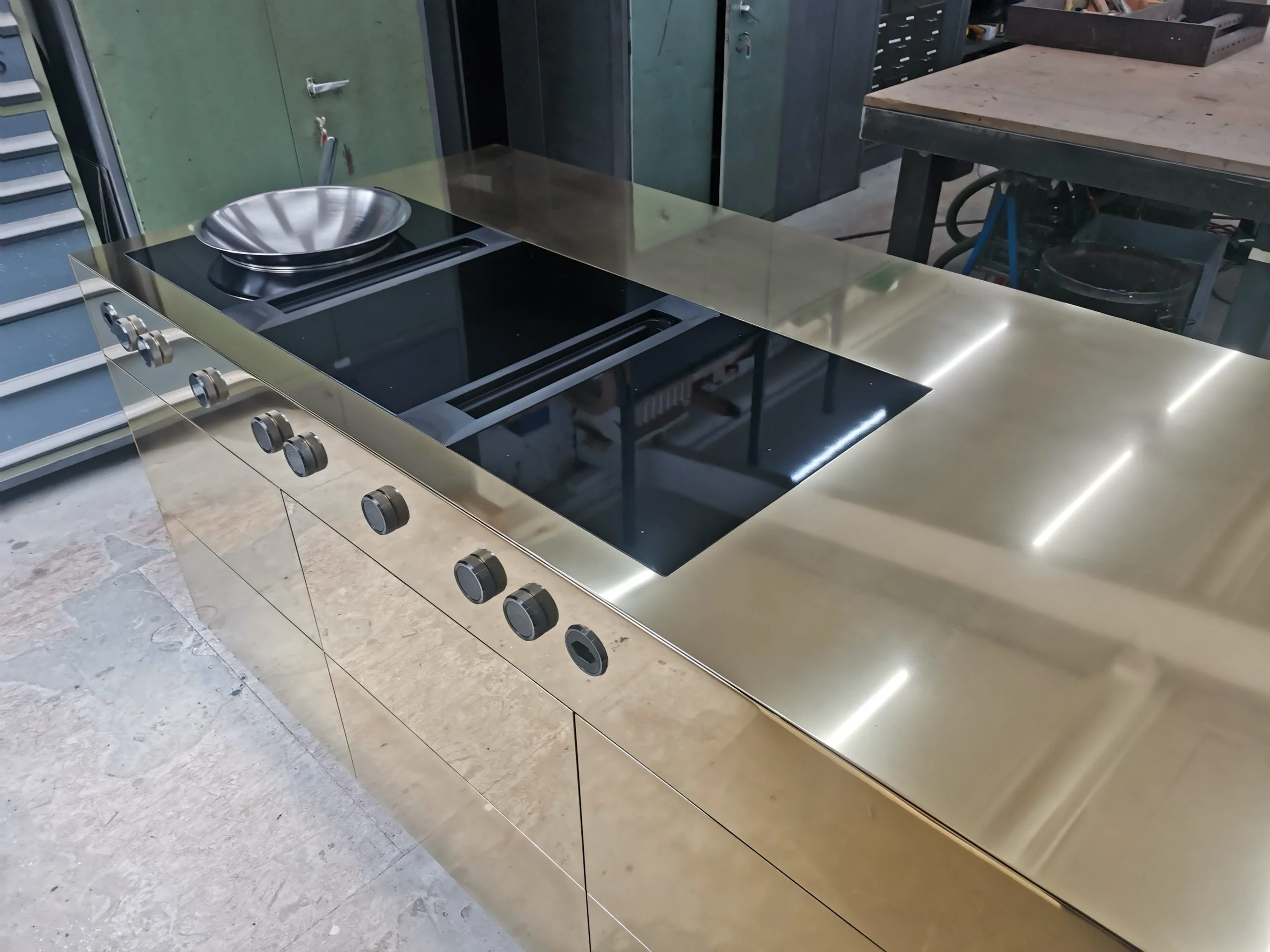 Studiolivius Küchenblock aus messing mit bora professional kochfeld wok dunstabzug berlin