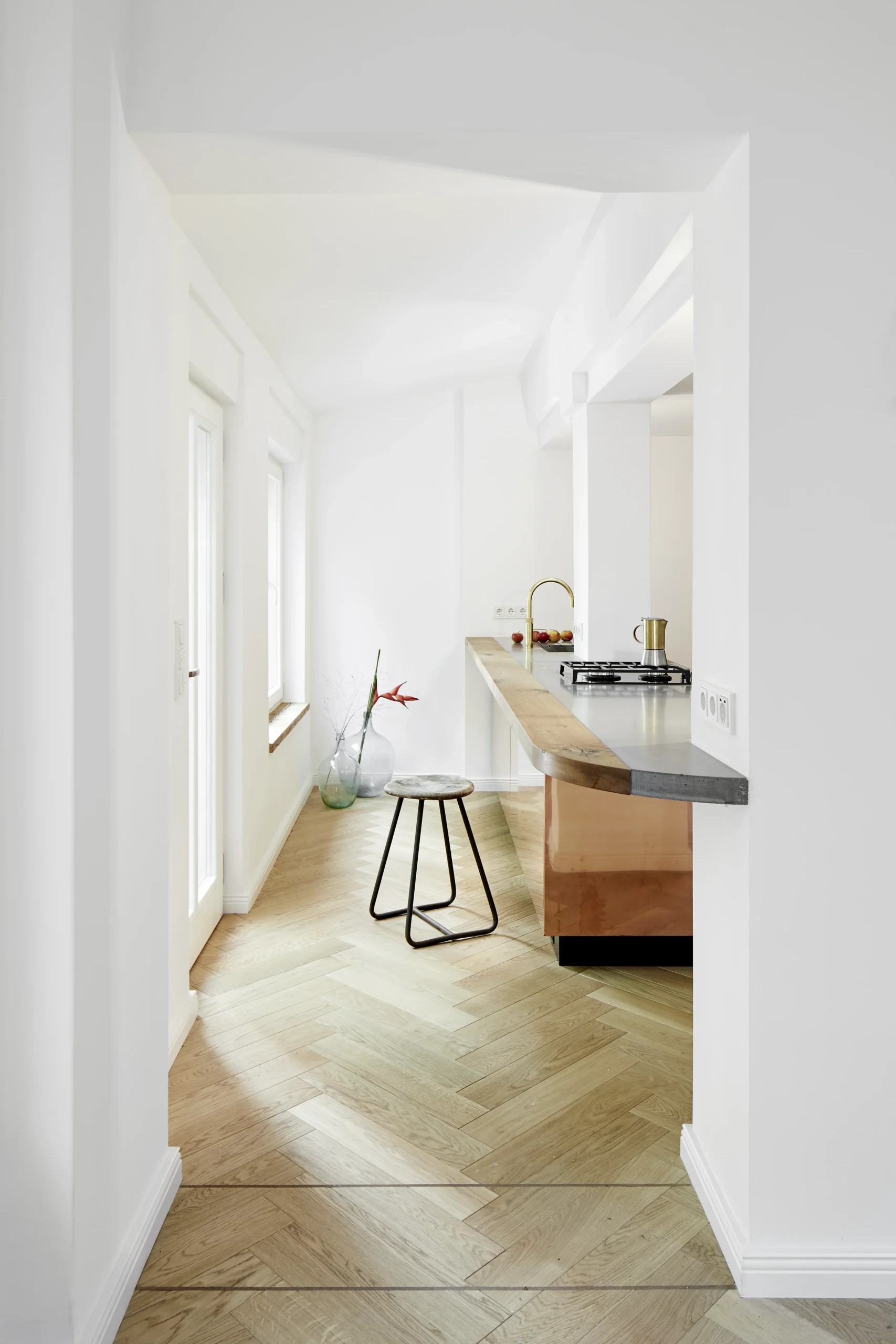 minimalistische Inneneinrichtung mit Küche aus Kupfer