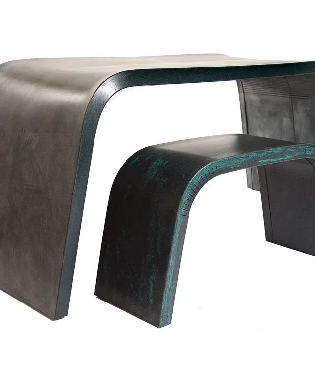 Tisch und Bank BENDED aus recyceltem Kunststoff vom Designer Livius Haerer von STUDIOLIVIUS Berlin