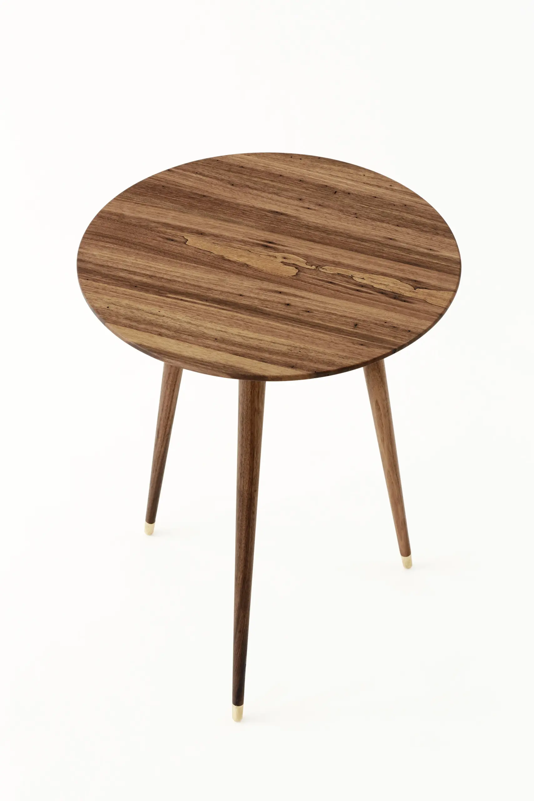 Eleganter, dreibeiniger Beistelltisch aus massivem Nussbaumholz mit feinen Messing-Füßen, maßgefertigt von STUDIOLIVIUS Berlin.