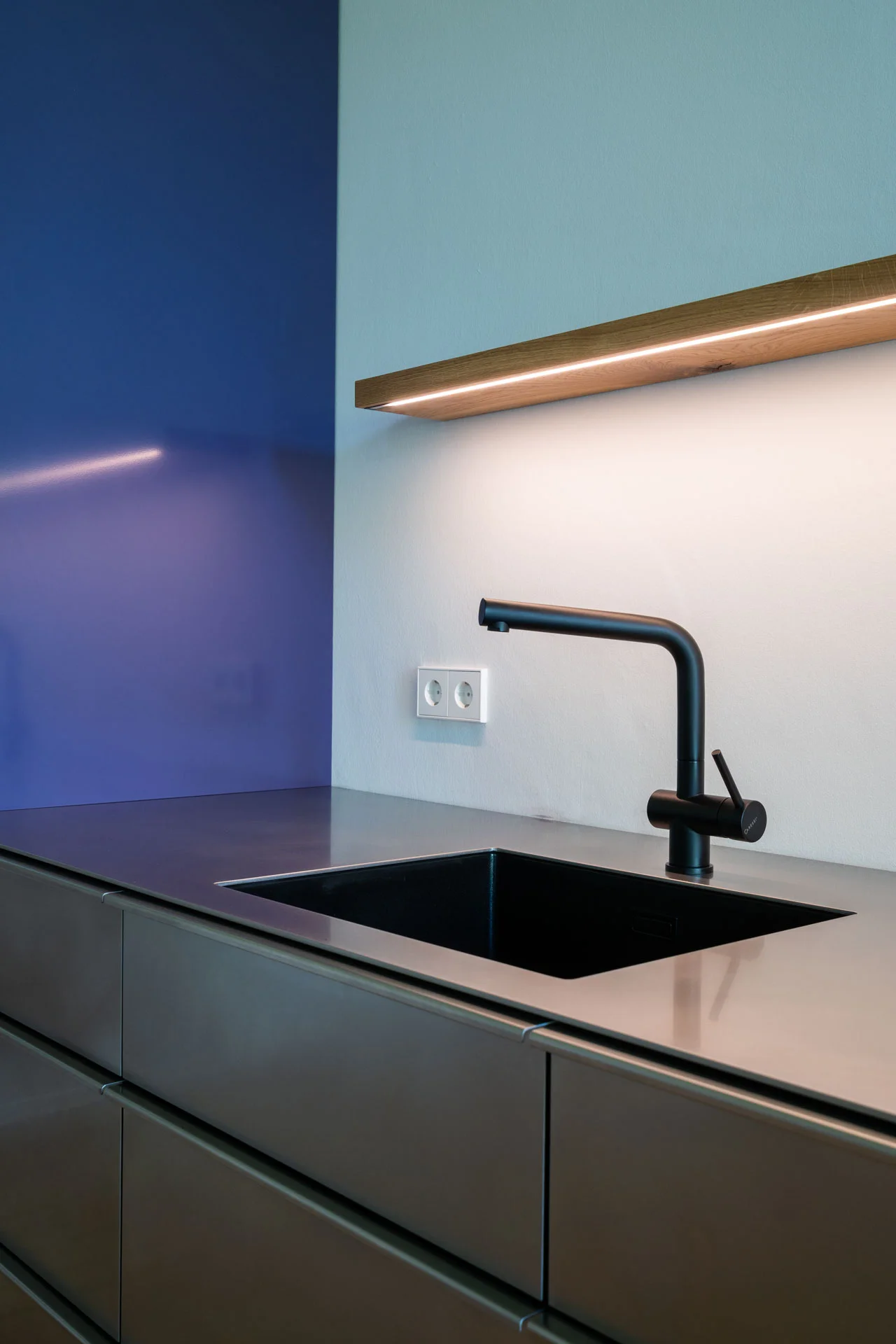Einbauküche mit 5mm Edelstahl Arbeitsplatte Unterbauwaschbecken und schwarzem Wasserhan von STUDIOLIVIUS