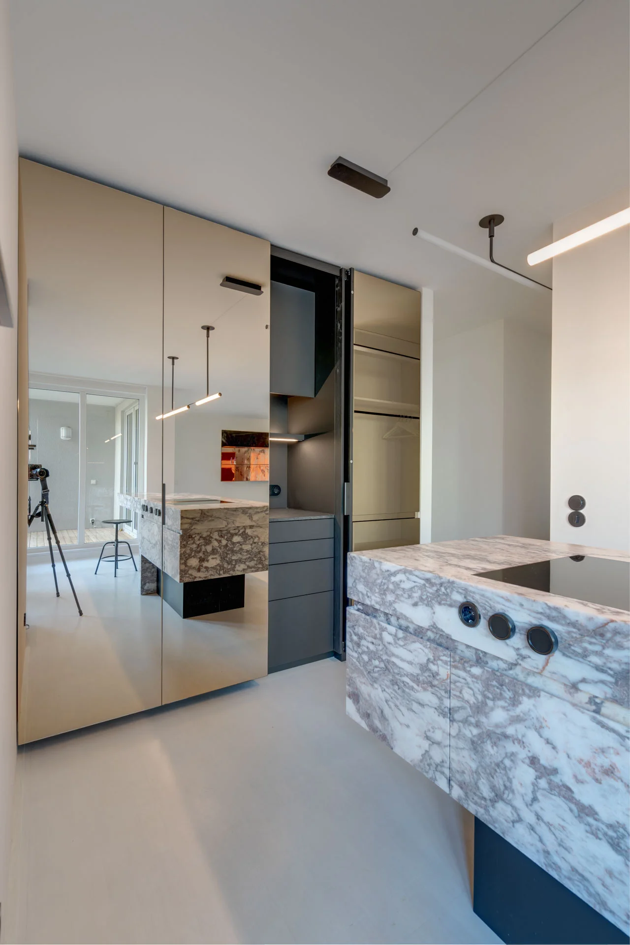 Monolithische Kochinsel aus Granit mit integriertem Muldenlüfter im minimalistischen Design von STUDIOLIVIUS