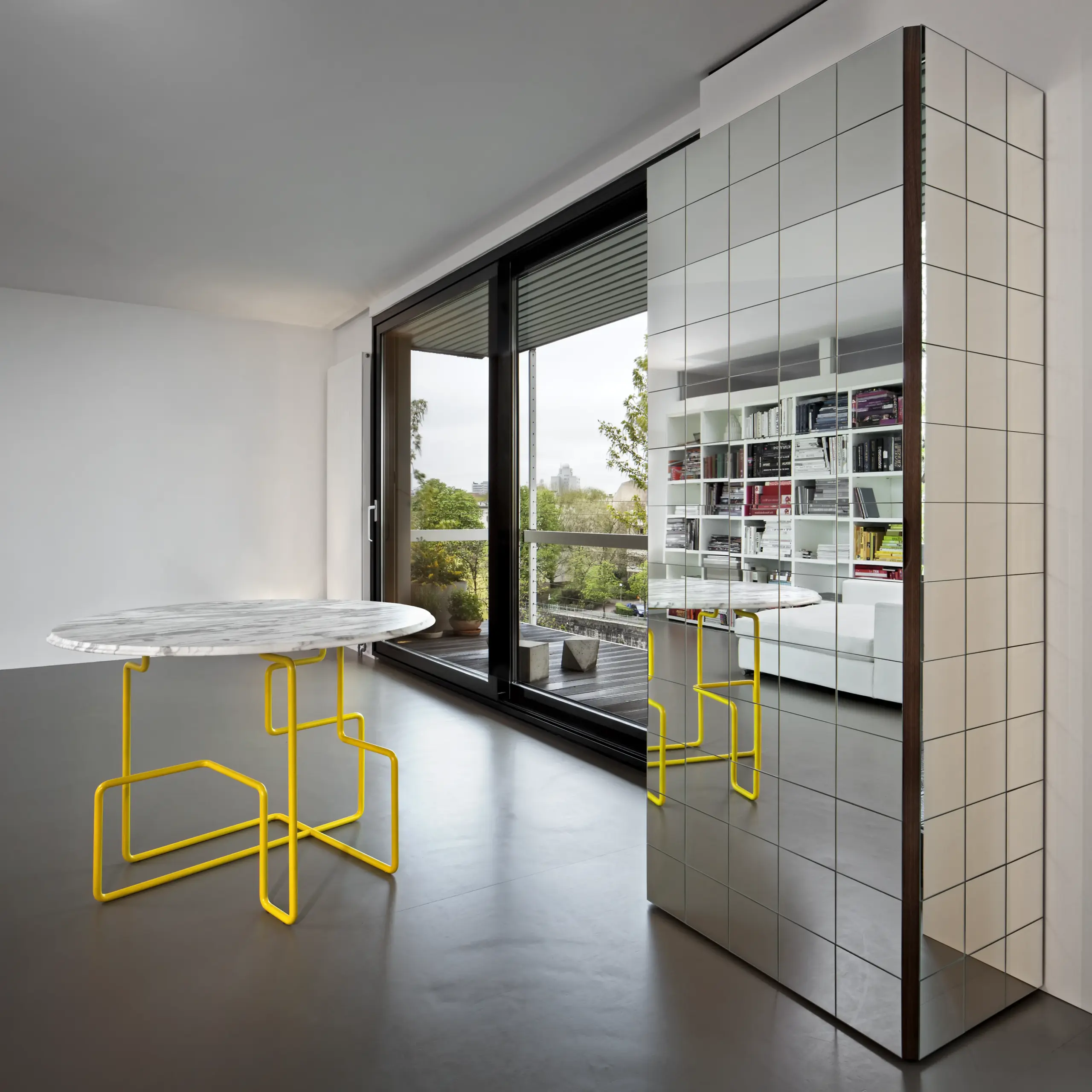 Spiegelschrank inspiriert vom Design der 70er von STUDIOLIVIUS