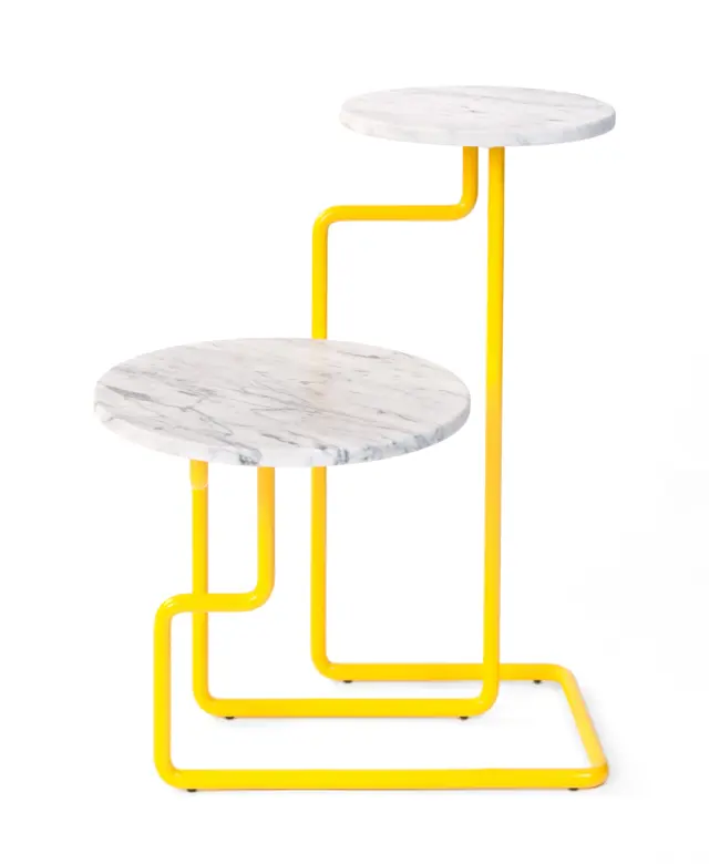 Minimalistischer Etagentisch KST mit rundem Marmor-Tablett und auffälligem, gelb pulverbeschichtetem Stahlrohr-Gestell von STUDIOLIVIUS.