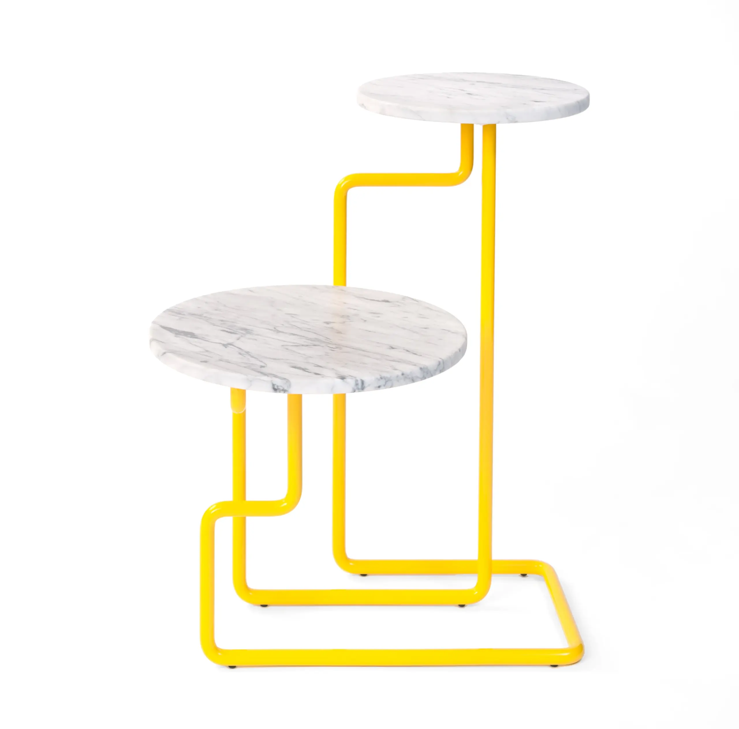 Minimalistischer Etagentisch KST mit rundem Marmor-Tablett und auffälligem, gelb pulverbeschichtetem Stahlrohr-Gestell von STUDIOLIVIUS.