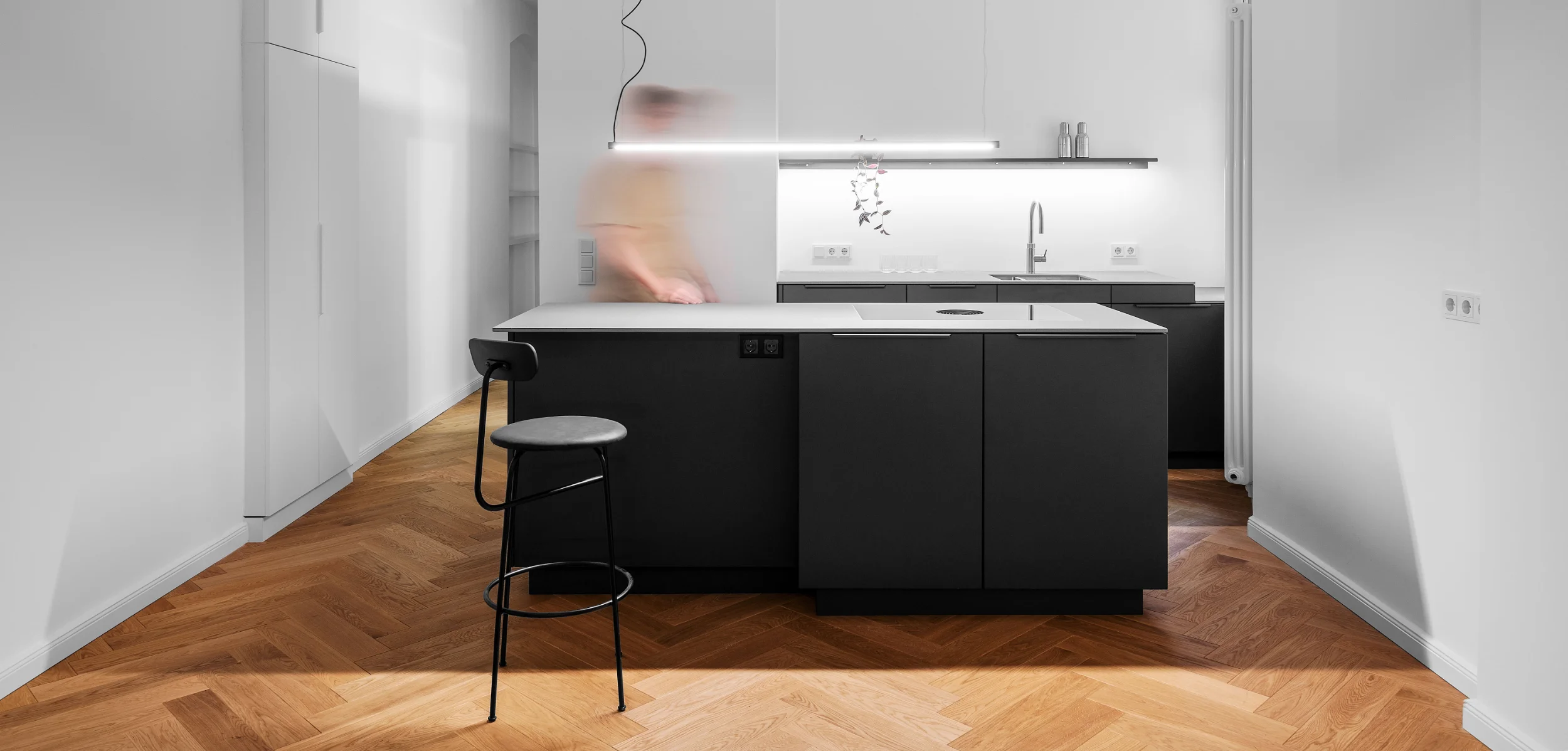 maßgefertige Einbauküche Berlin von STUDIOLIVIUS mit schwarzen Fronten und Betonarbeitsplatte in einem Altbau in Berlin